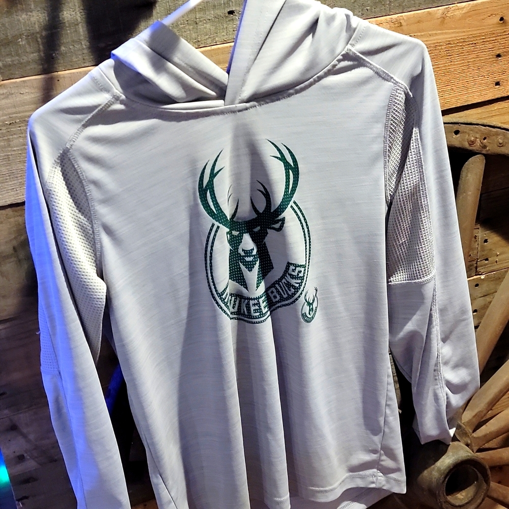 Youth Milwaukee Bucks hooded shirt